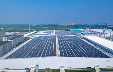 Factory rooftop solar installation paired with battery energy storage